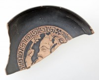 Schale, attisch-rotfigurig (Fragmente: Rand und Bodenstück), Jenaer Maler: Satyr. 1. Viertel 4. Jahrhundert v. Chr.