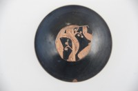 Schale, attisch-rotfigurig (Fragment): Herakles und die Äpfel der Hesperiden, Jenaer Maler. 400-380 v. Chr.