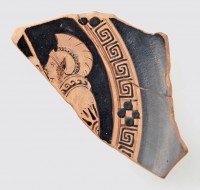 Schale (Fragment), attisch-rotfigurig, Diomedes-Maler bzw. Maler der Jenaer Schalen. 1. Viertel 4. Jahrhundert v. Chr.